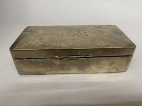A HALLMARKED 1916 BIRMINGHAM SILVER BOX WITH WOOD INTERIOR AND GLASS BOTTOM, TOTAL WEIGHT 534g