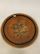 A POOLE POTTERY AEGEAN RANGE CHARGER OF A MEDIEVAL KNIGHT ON A HORSE, DIAMETER 35CM