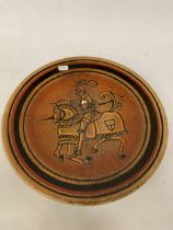 A POOLE POTTERY AEGEAN RANGE CHARGER OF A MEDIEVAL KNIGHT ON A HORSE, DIAMETER 35CM