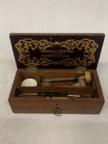 A VINTAGE OAK WINSOR AND NEWTON, LONDON PEN BOX WITH LOWER DRAWER CONTAINING A QUANTITY OF ITEMS