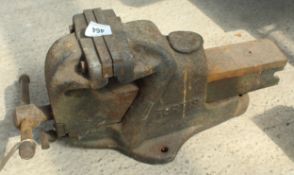 A HEAVY DUTY 6" VICE NO VAT