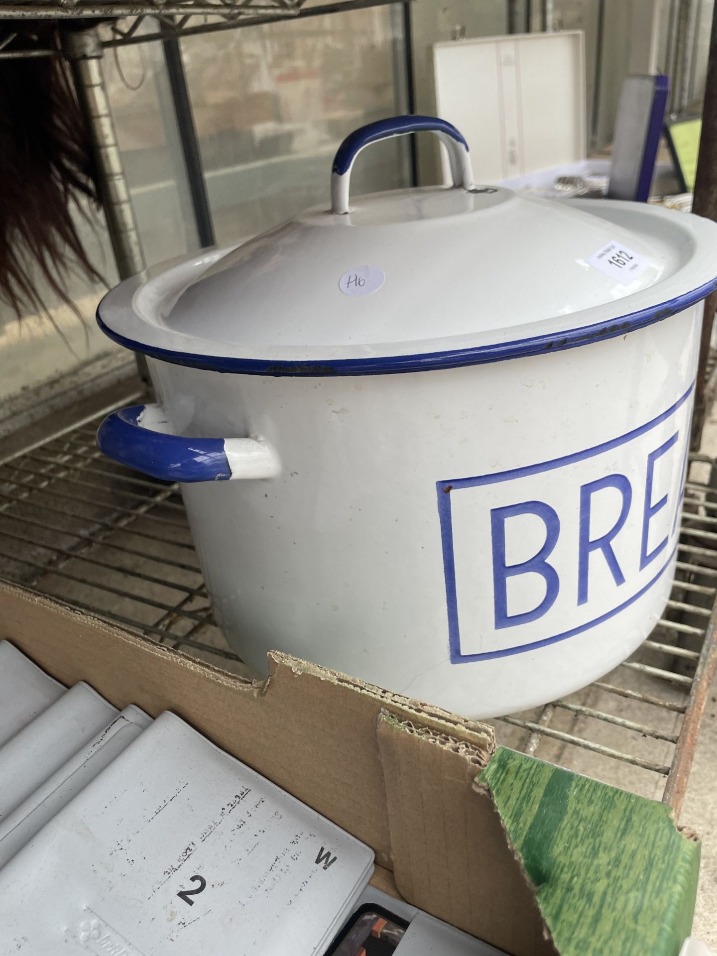 A LARGE BLUE AND WHITE ENAMEL LIDDED BREAD BIN - Image 2 of 3