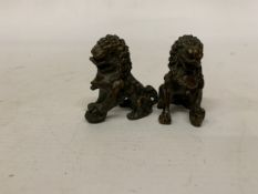 A PAIR OF MINI BRONZE FU FOO DOG LION FIGURES