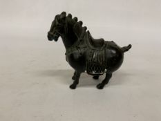 A BRONZE ORIENTAL FIGURE OF A TANG HORSE - 12 CM (H)