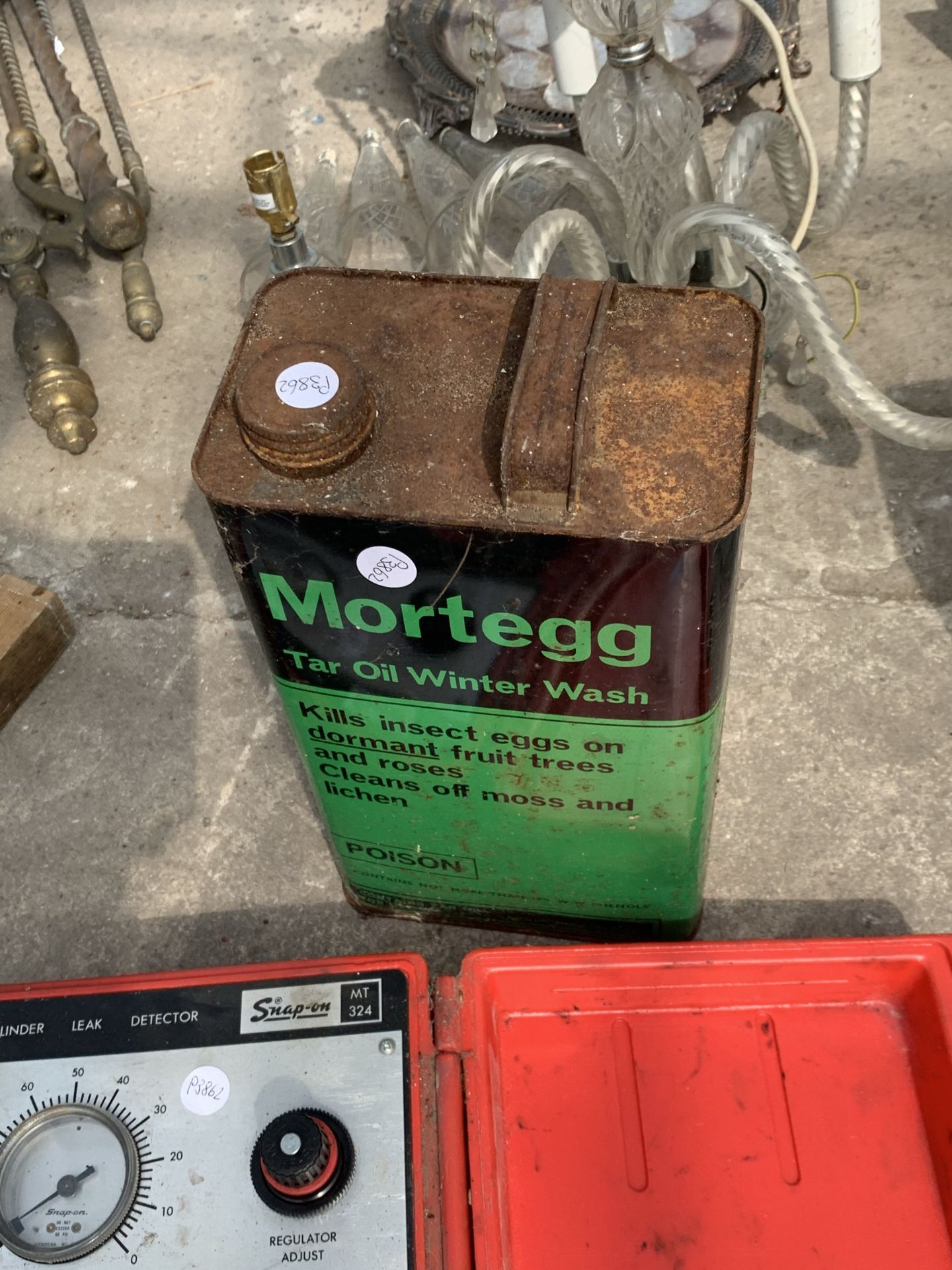 A CYLINDER LEAK DETECTOR AND A VINTAGE OIL CAN - Image 3 of 3