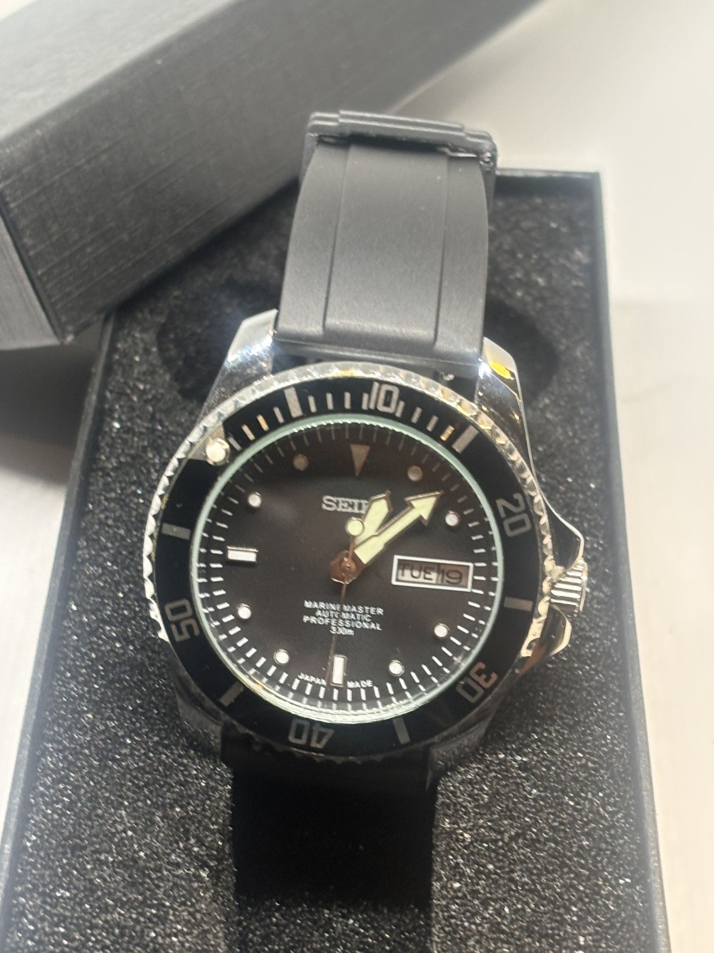 A SEIKO MARINEMASTER AUTOMATIC PROFESSIONAL 300m WRISTWATCH WITH BLACK FACE AND STRAP IM A - Image 2 of 3