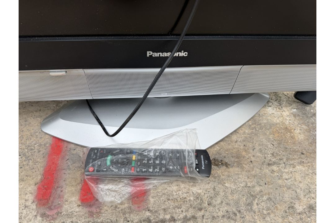 A PANASONIC 32" TELEVISION WITH REMOTE CONTROL - Image 2 of 3