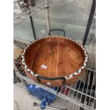 A DECORATIVE INLAID HARDWOOD SERVING TRAY WITH TWIN CARRYING HANDLES