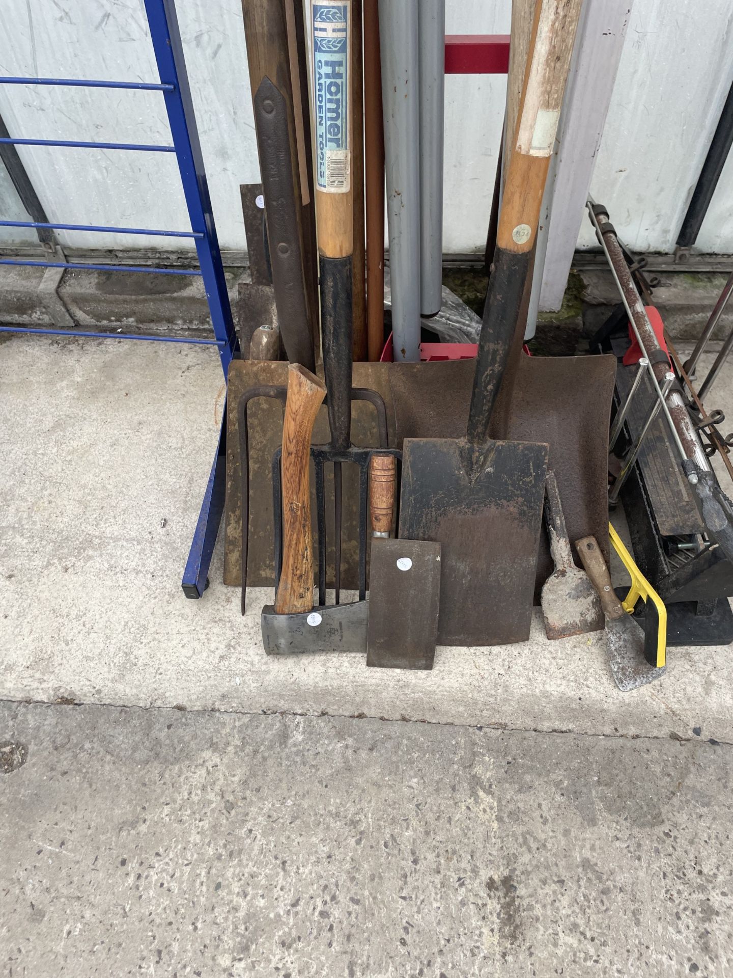 AN ASSORTMENT OF VARIOUS TOOLS TO INCLUDE SPADES, FORKS, TROWELS AND A MITRE SAW ETC - Image 3 of 4