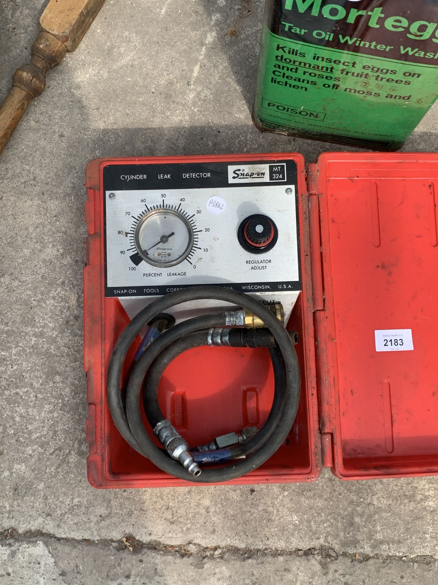 A CYLINDER LEAK DETECTOR AND A VINTAGE OIL CAN - Image 2 of 3