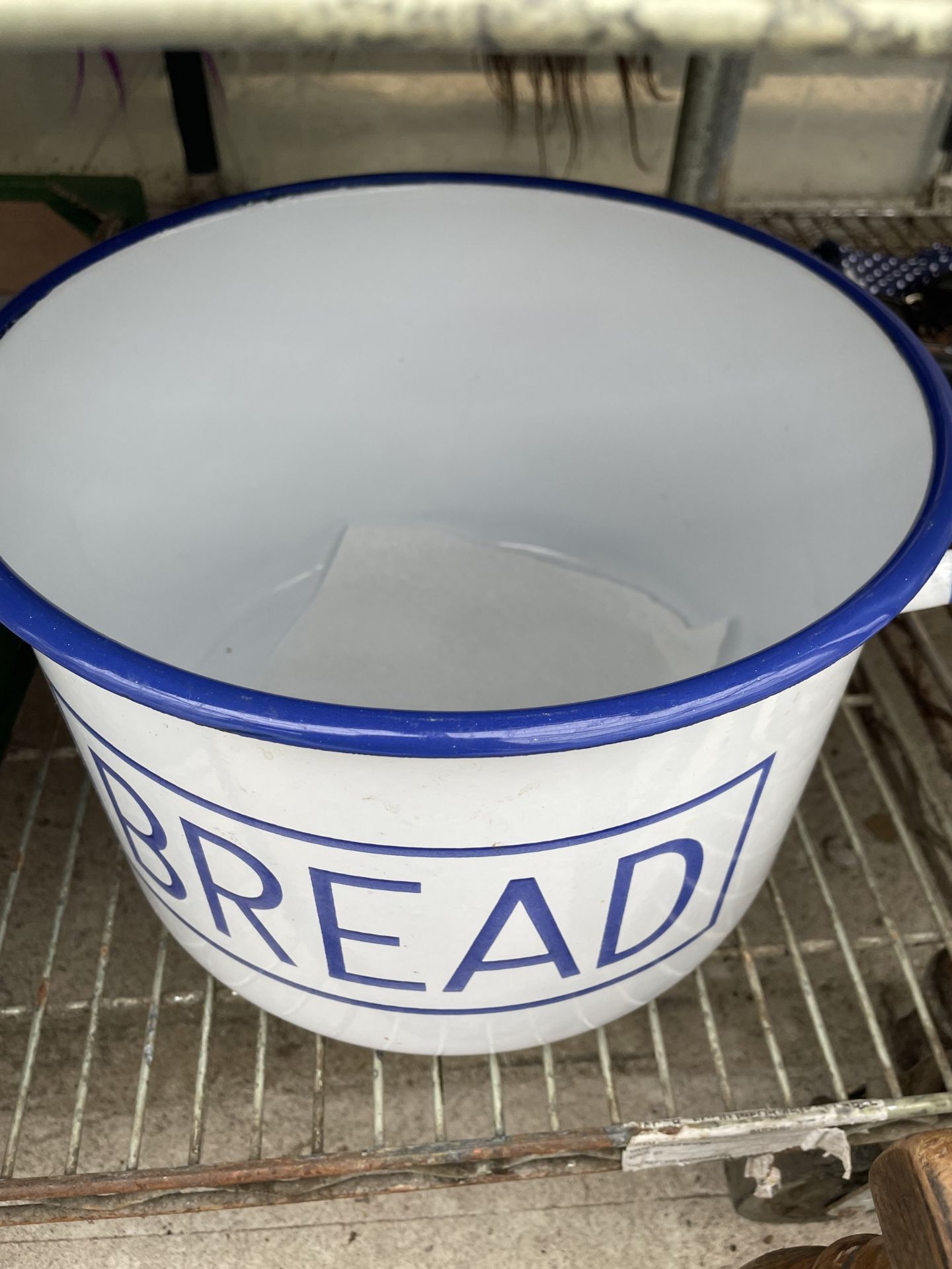 A LARGE BLUE AND WHITE ENAMEL LIDDED BREAD BIN - Image 3 of 3