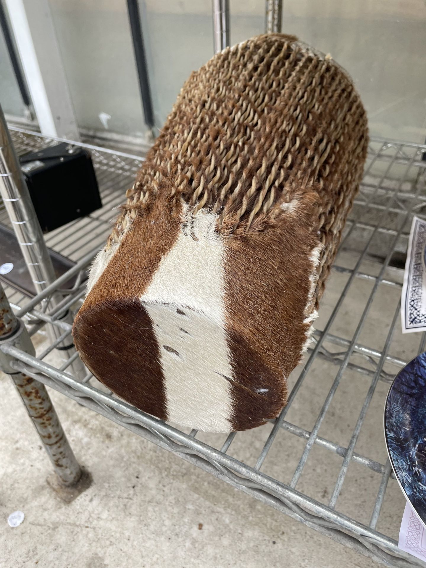 A WOODEN BONGO DRUM - Image 3 of 3