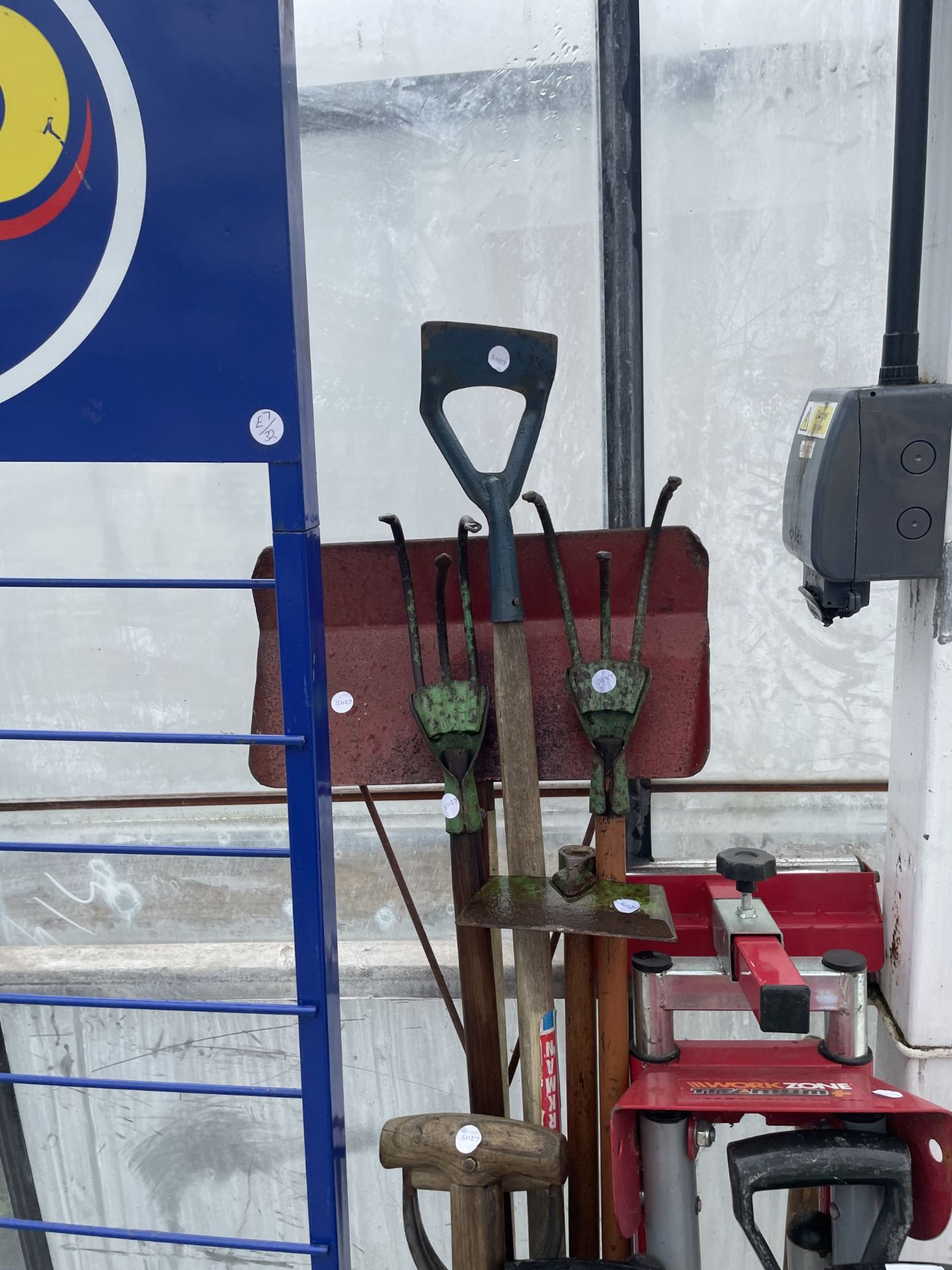 AN ASSORTMENT OF VARIOUS TOOLS TO INCLUDE SPADES, FORKS, TROWELS AND A MITRE SAW ETC - Image 4 of 4