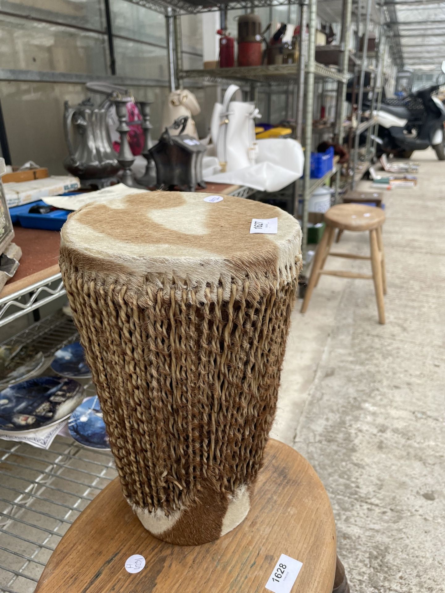 A WOODEN BONGO DRUM - Image 2 of 3