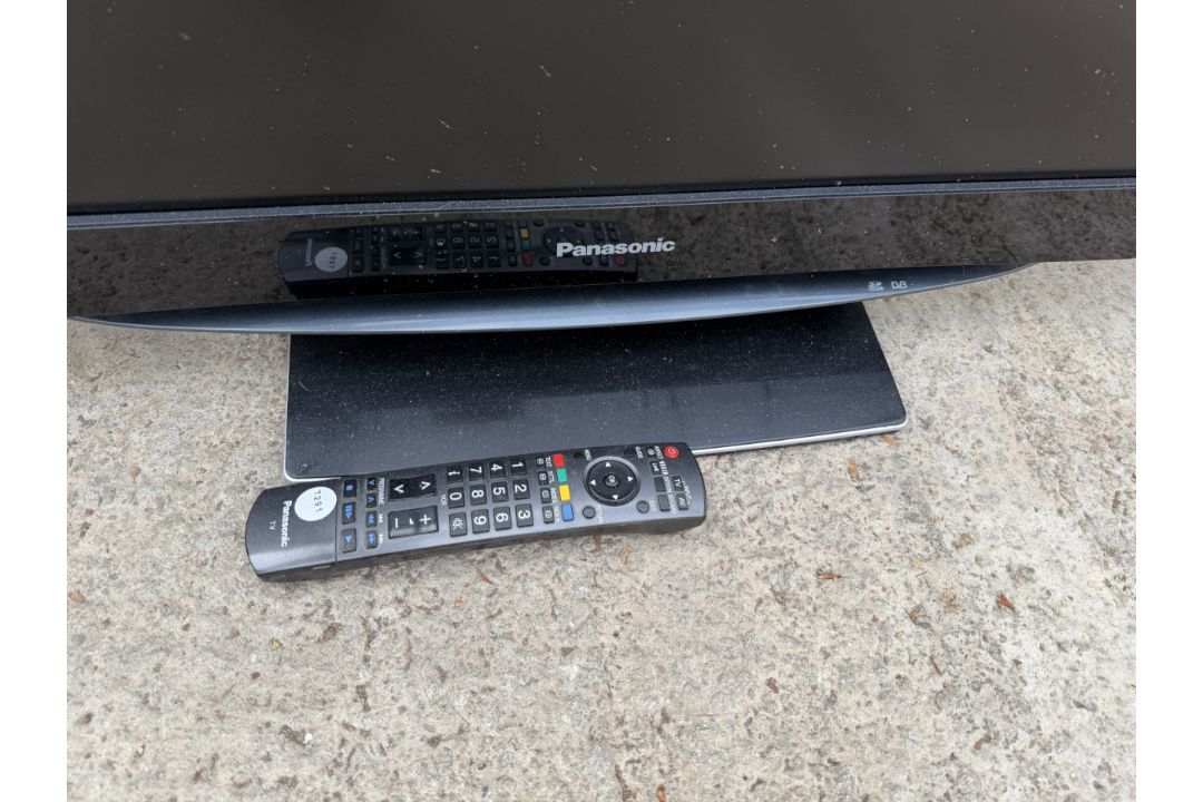 A PANASONIC 32" TELEVISION WITH REMOTE CONTROL - Image 2 of 3