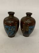 A PAIR OF JAPANESE CLOISONNE MINIATURE VASES - HEIGHT 9CM