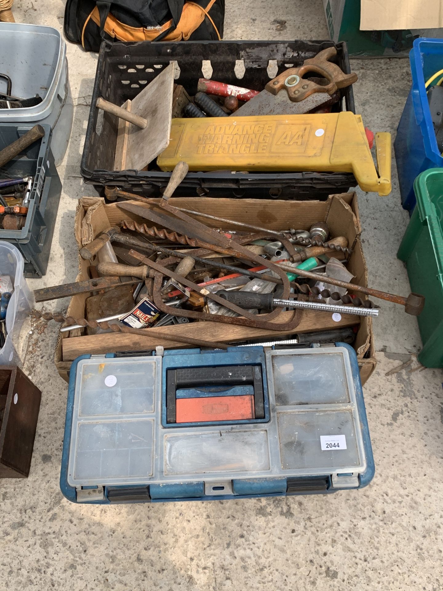 AN ASSORTMENT OF TOOLS TO INCLUDE DRILL BITS AND SAWS ETC