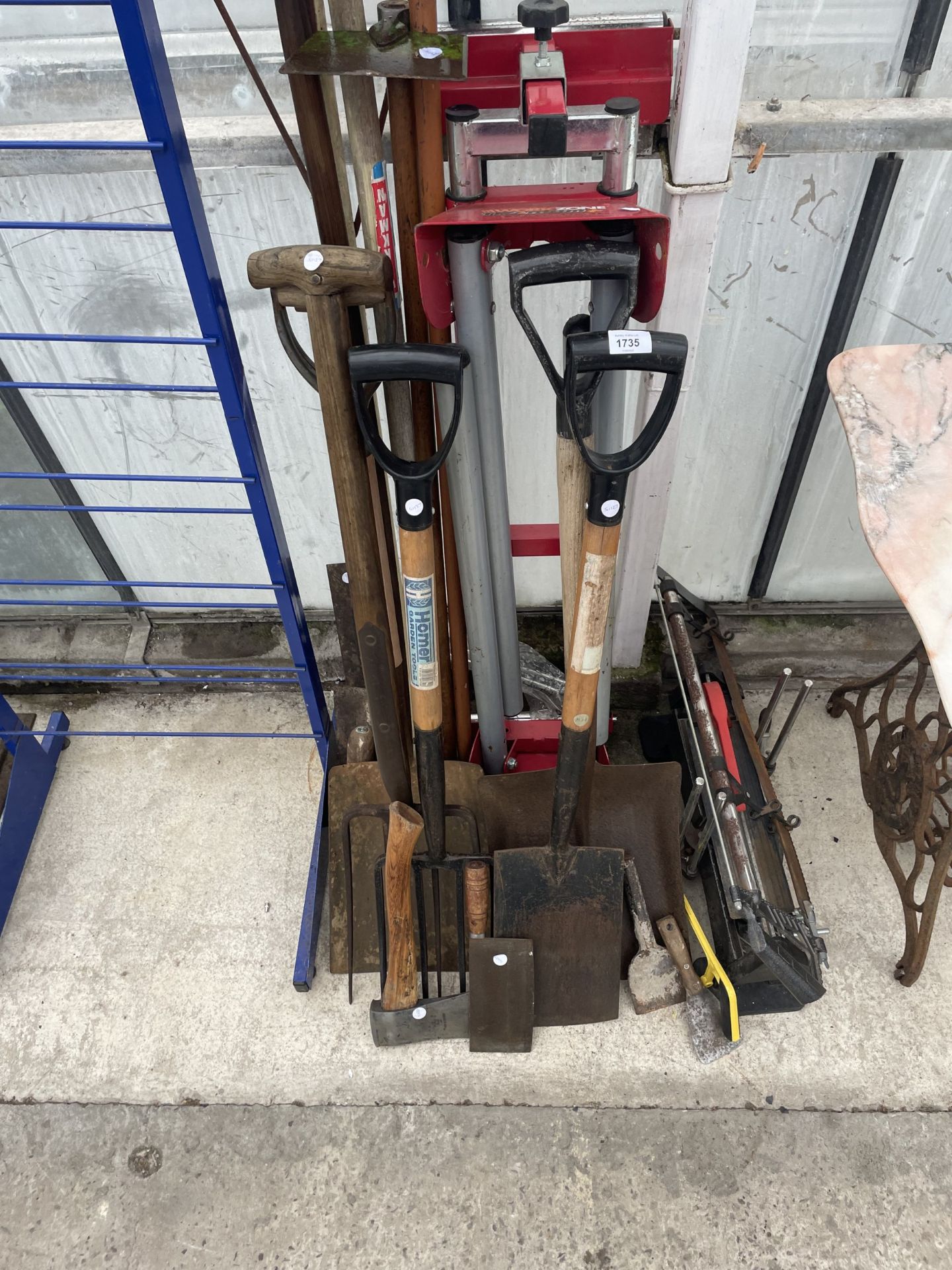 AN ASSORTMENT OF VARIOUS TOOLS TO INCLUDE SPADES, FORKS, TROWELS AND A MITRE SAW ETC - Image 2 of 4