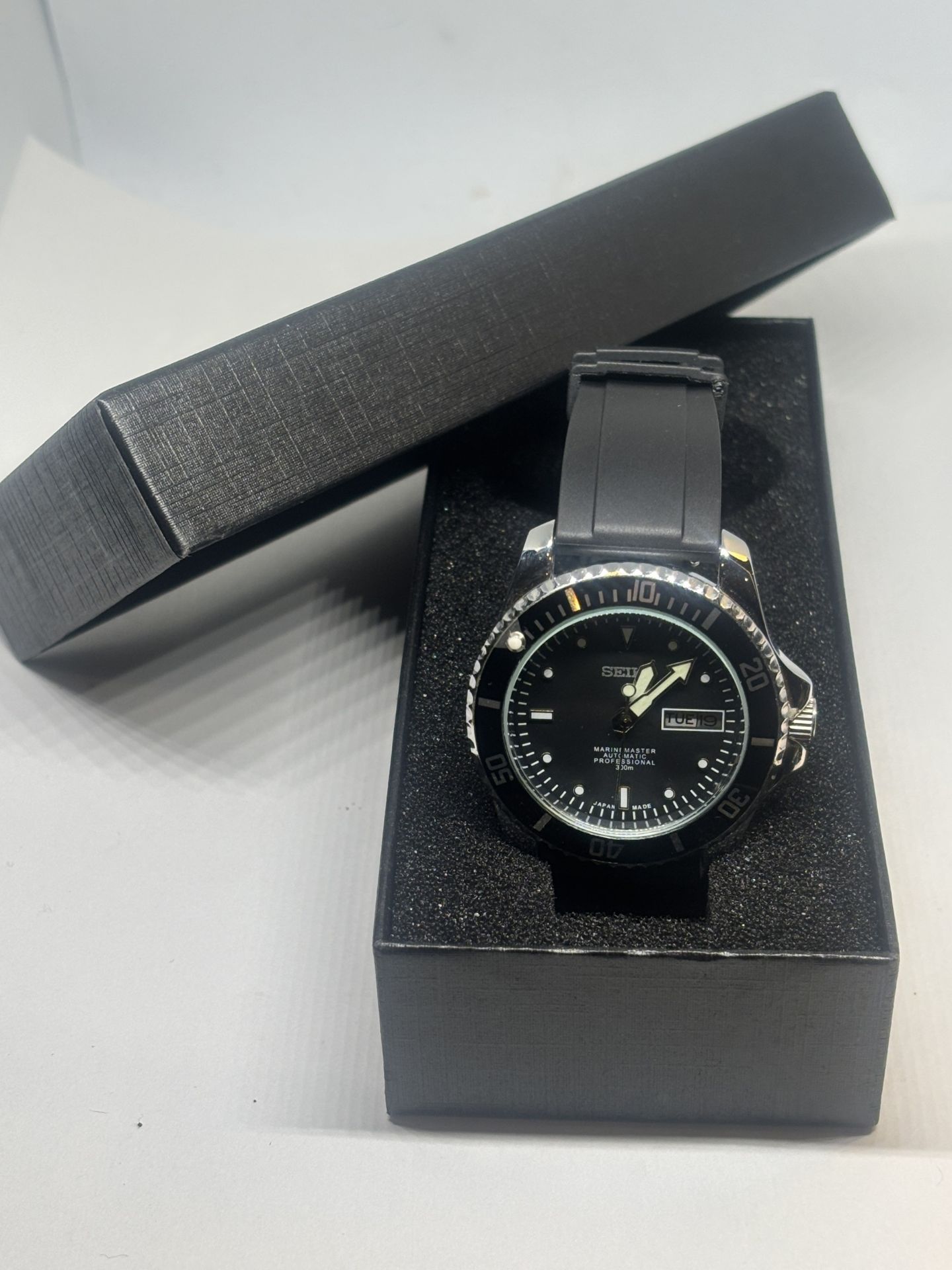 A SEIKO MARINEMASTER AUTOMATIC PROFESSIONAL 300m WRISTWATCH WITH BLACK FACE AND STRAP IM A