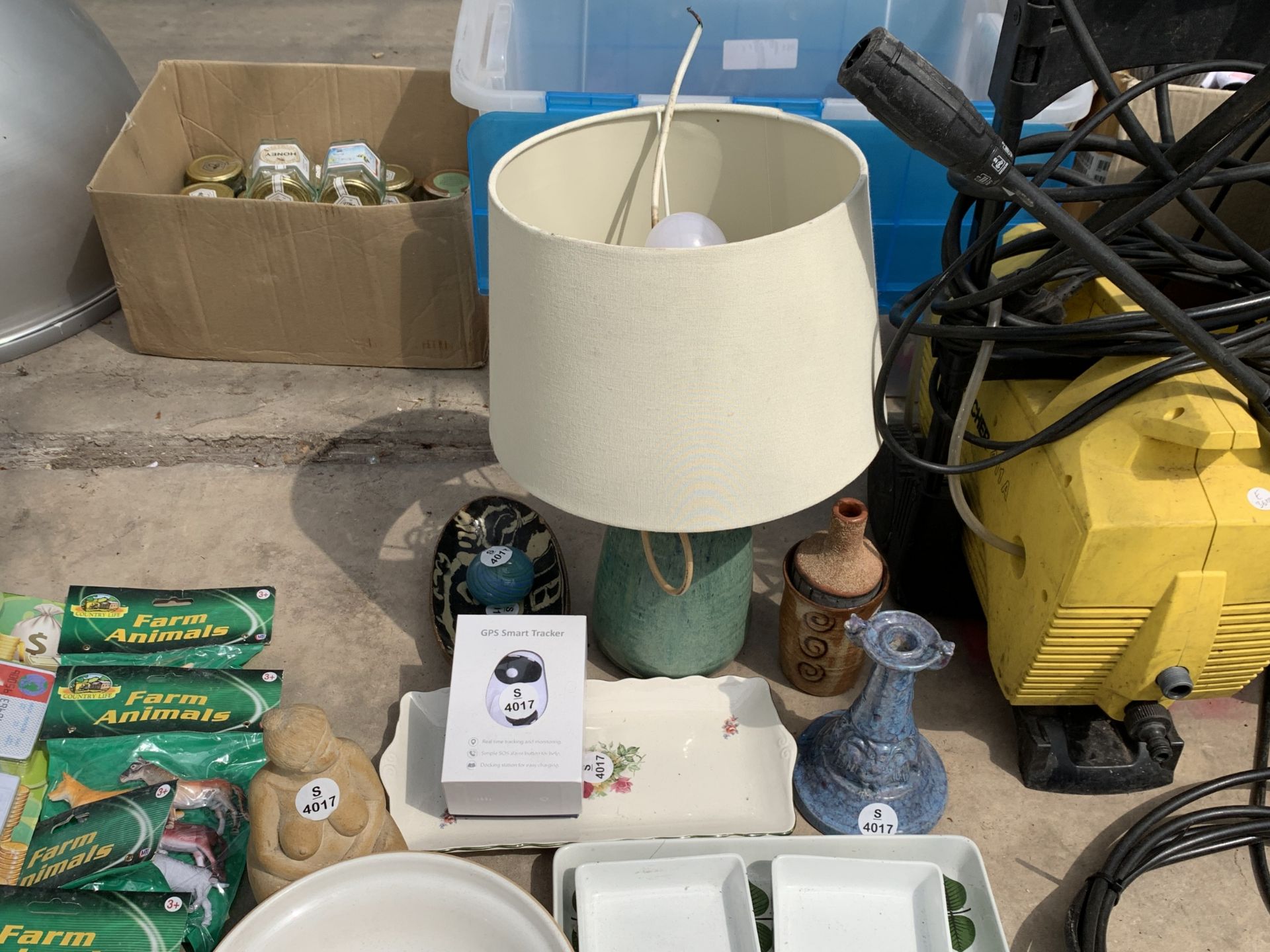 A COLLECTION OF CERAMIC ITEMS TO INCLUDE A TABLE LAMP, PLATES, CANDLESTICK HOLDER, ETC - Image 3 of 3