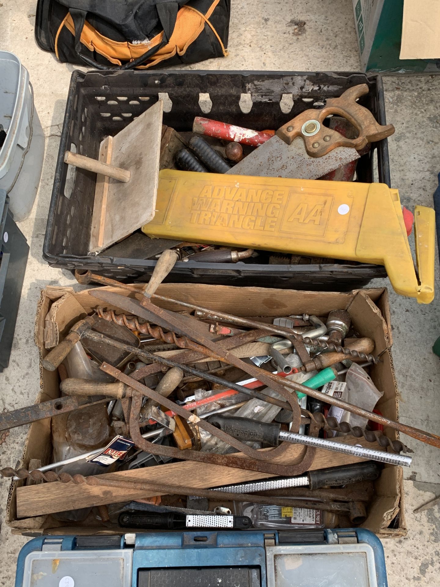 AN ASSORTMENT OF TOOLS TO INCLUDE DRILL BITS AND SAWS ETC - Image 2 of 3