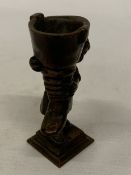 A VINTAGE BRONZE FIGURE OF TOM THUMB WITH A SEVEN LEAGUE BOOT, HEIGHT 10CM