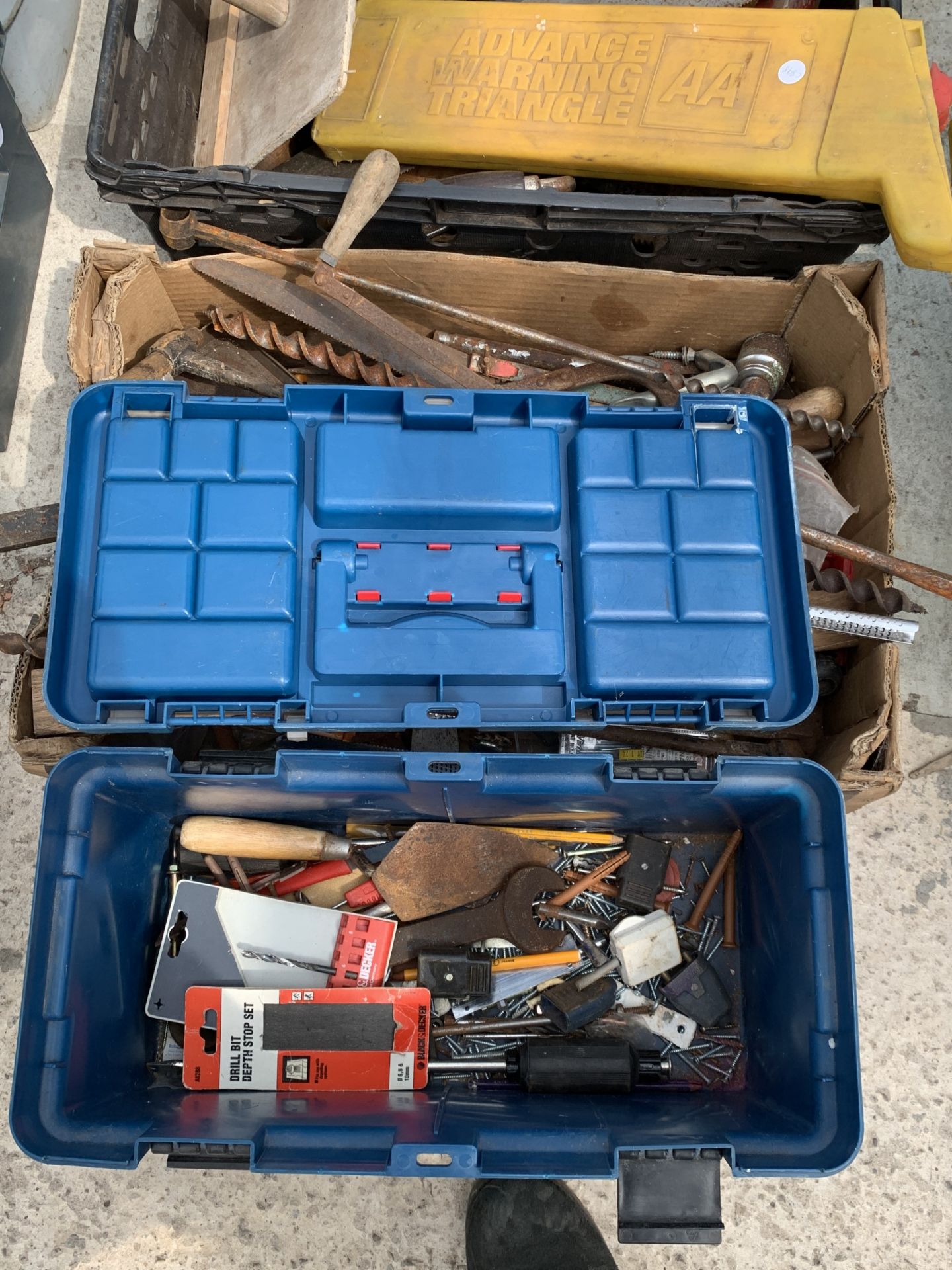 AN ASSORTMENT OF TOOLS TO INCLUDE DRILL BITS AND SAWS ETC - Image 3 of 3
