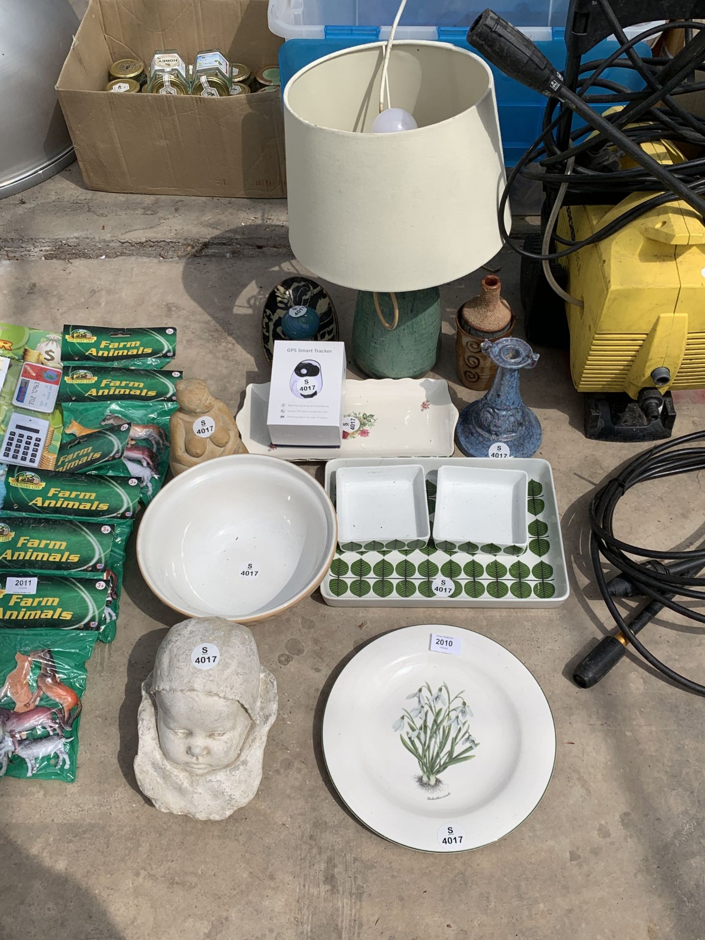 A COLLECTION OF CERAMIC ITEMS TO INCLUDE A TABLE LAMP, PLATES, CANDLESTICK HOLDER, ETC