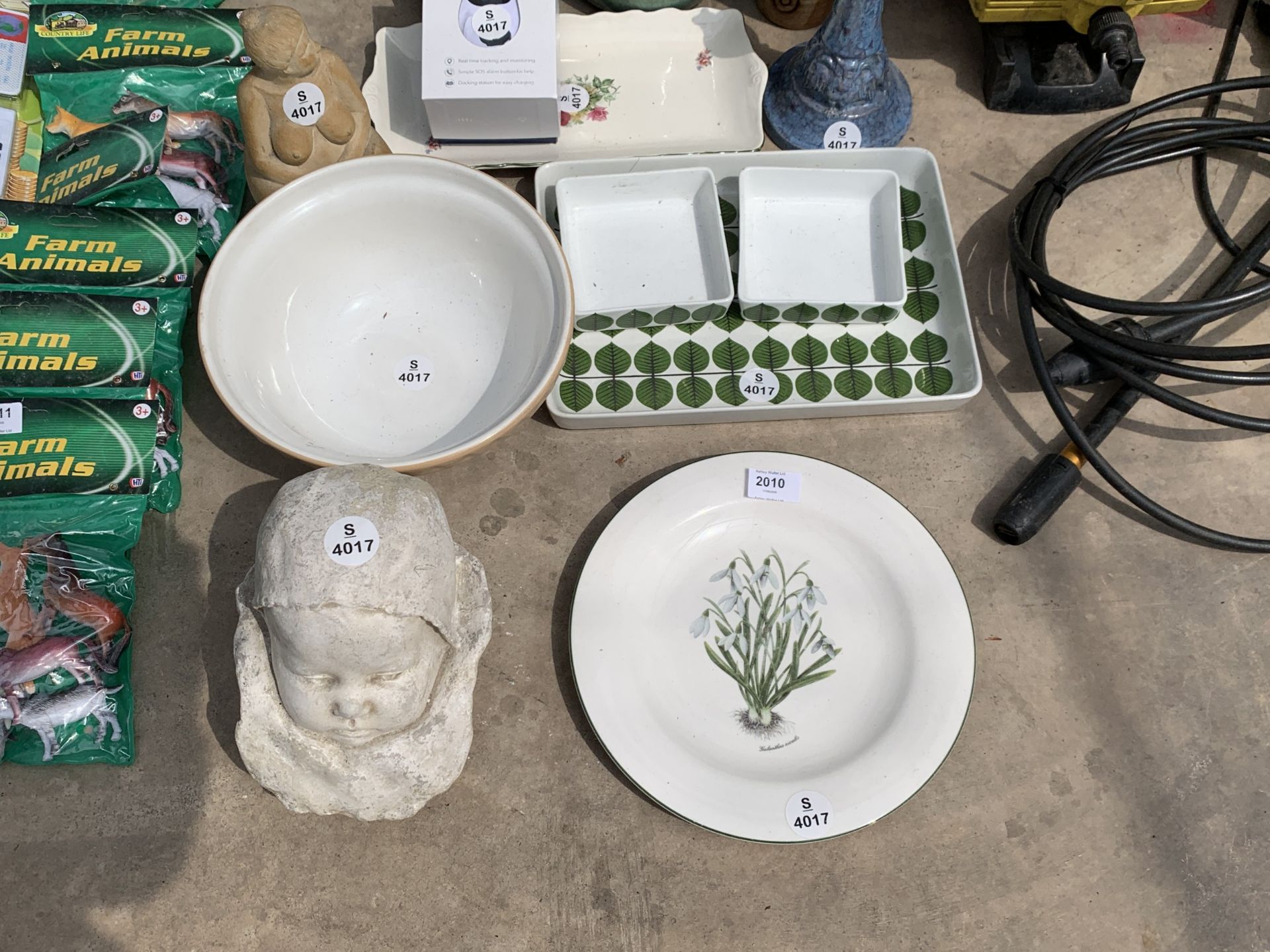 A COLLECTION OF CERAMIC ITEMS TO INCLUDE A TABLE LAMP, PLATES, CANDLESTICK HOLDER, ETC - Image 2 of 3
