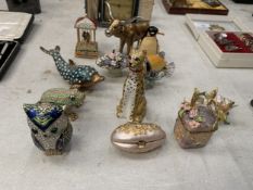 A COLLECTION OF ENAMELLED TRINKET BOXES TO INCLUDE A CHEETAH, PENGUIN, OWL, FROG, ETC