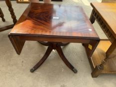 A SMALL MAHOGANY AND CROSSBANDED PEDESTAL DROP LEAF OCCASIONAL TABLE