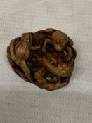 AN ORIENTAL NETSUKE STYLE FIGURE OF FROGS