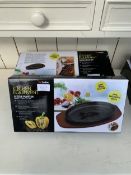 FOUR BOXED CAST IRON SIZZLE PLATTERS WITH WOODEN BASES AND HANDLES - NO VAT