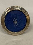 A HALLMARKED BIRMINGHAM SILVER ROUND PHOTO FRAME, DIAMETER 14CM