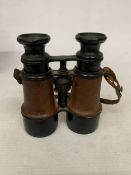 A PAIR OF EARLY 20TH CENTURY HEZZANITH FIELD BINOCULARS, LIKELY USED BY THE ARMY DURING WORLD WAR 1