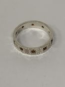 A HALLMARKED SILVER AND AMBER STONE ETERNITY RING, SIZE L