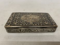 A VINTAGE CONTINENTAL SILVER BOX, WEIGHT 117.50g