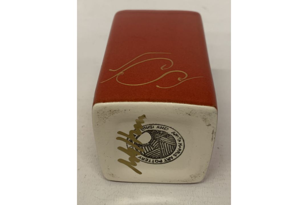 AN ANITA HARRIS SEAHORSE VASE, SIGNED IN GOLD TO THE BASE - Image 5 of 5