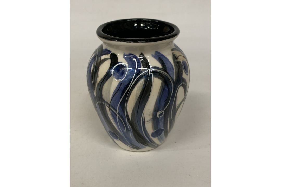 AN ANITA HARRIS BLACK, BLUE AND WHITE FISH VASE, SIGNED IN GOLD TO THE BASE, HEIGHT 14CM - Image 1 of 3