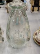 A HEAVY MURANO ART GLASS MILLEFIORI FLOWER VASE - 25 CM (H)