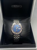 A VINTAGE STYLE SEIKO 5 AUTOMATIC WRISTWATCH WITH BLUE STRIPED DIAL, GOLD TONED HANDS AND MARKERS,