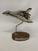 A CHROME MODEL OF A VULCAN BOMBER ON A MAHOGANY BASE, HEIGHT 20.5CM