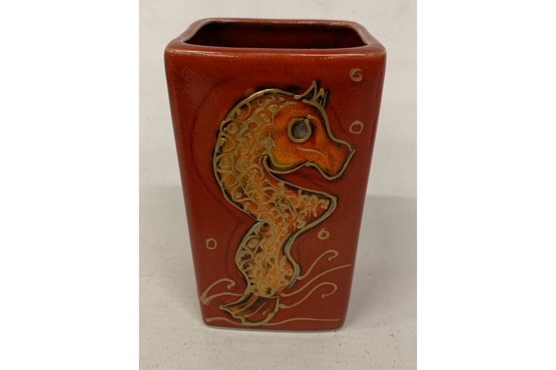 AN ANITA HARRIS SEAHORSE VASE, SIGNED IN GOLD TO THE BASE - Image 1 of 5