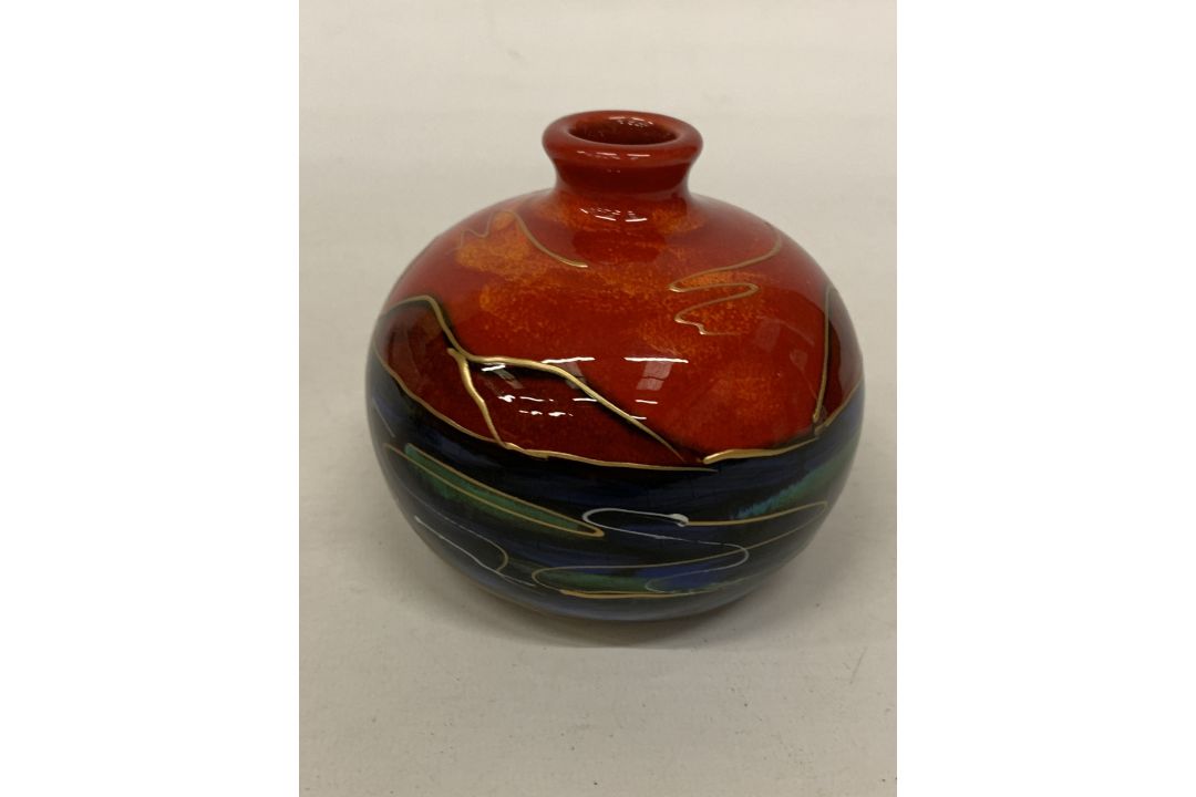 AN ANITA HARRIS PUFFIN VASE, SIGNED IN GOLD TO THE BASE - Image 2 of 4