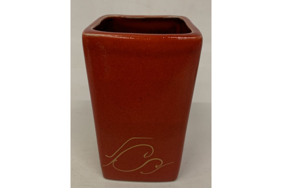 AN ANITA HARRIS SEAHORSE VASE, SIGNED IN GOLD TO THE BASE - Image 3 of 5