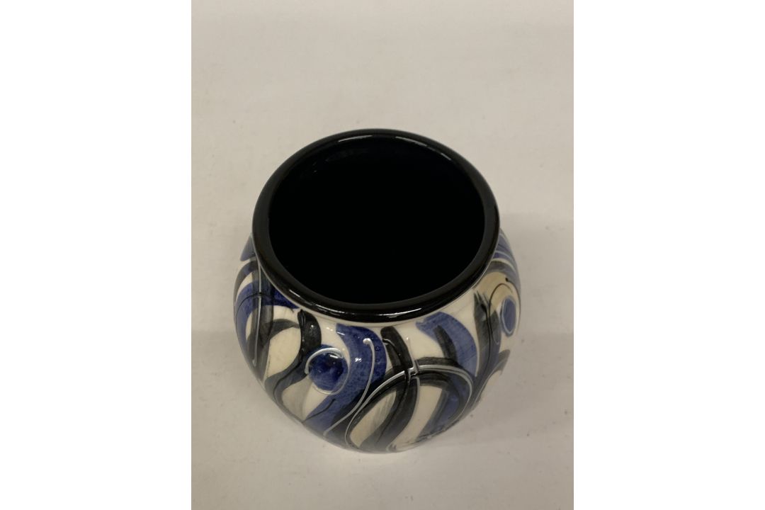 AN ANITA HARRIS BLACK, BLUE AND WHITE FISH VASE, SIGNED IN GOLD TO THE BASE, HEIGHT 14CM - Image 2 of 3