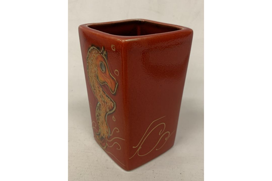 AN ANITA HARRIS SEAHORSE VASE, SIGNED IN GOLD TO THE BASE - Image 2 of 5