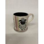 AN ANITA HARRIS SHEEP MUG SIGNED IN GOLD TO THE BASE
