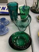 A COLLECTION OF EMERALD GREEN ART GLASS TO INCLUDE A VINTAGE MURANO SOMMERSO ASHTRAY, BAYEL FRANCE
