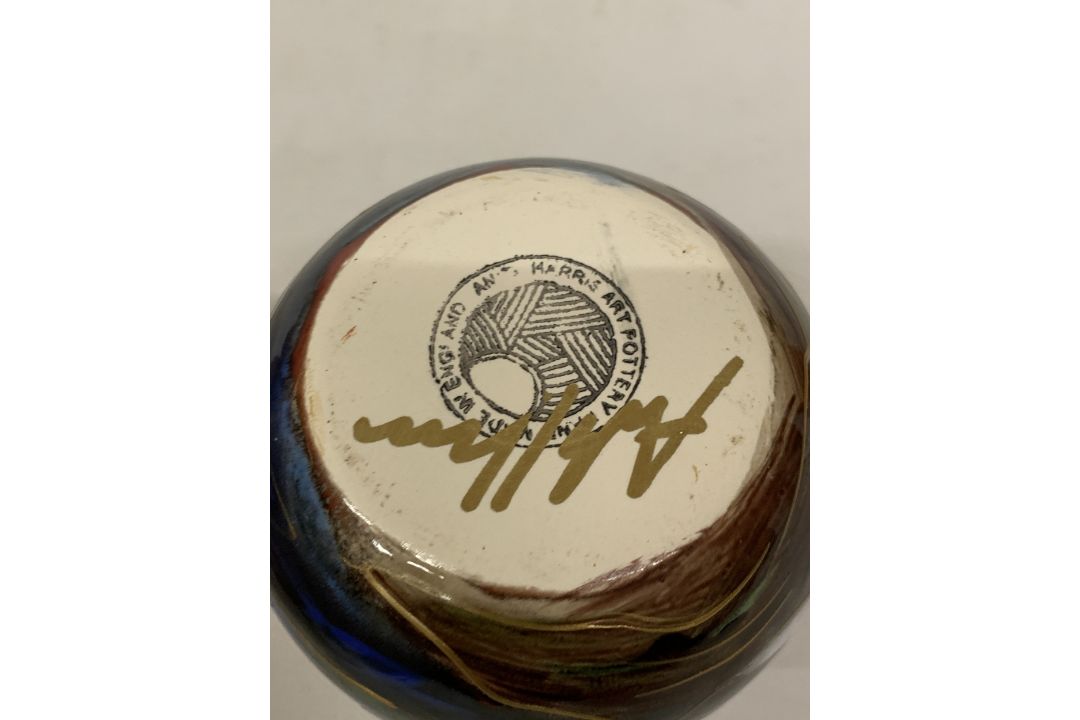 AN ANITA HARRIS PUFFIN VASE, SIGNED IN GOLD TO THE BASE - Image 4 of 4